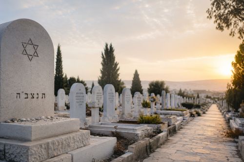 תפילה בבית העלמין לפני יום כיפור